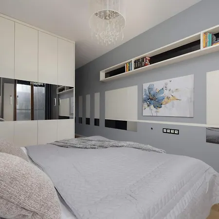 Big Family For 8 People With Garage And Balcony By Renters Varsóvia