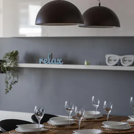Big Family For 8 People With Garage And Balcony By Renters דירה