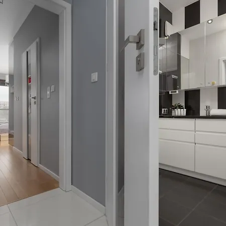 דירה Big Family For 8 People With Garage And Balcony By Renters ורשה